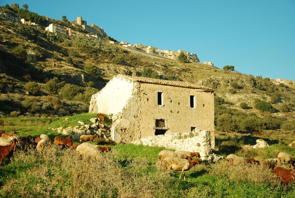 Experience Il Paesino Hotell Licodia Eubea Exteriör bild